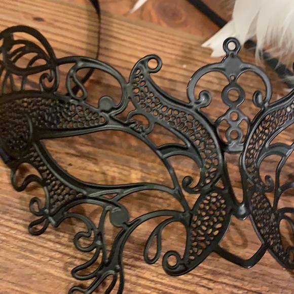 Black and white masquerade mask - Picture 2 of 3